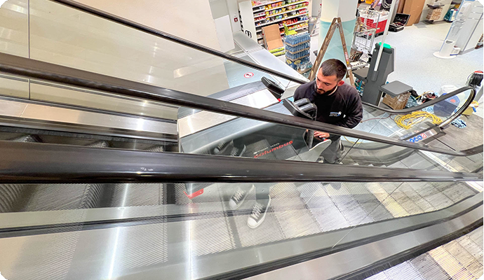 Rolltreppenreinigung Frankfurt - Gründliche Reinigung für Perfekte Rolltreppenpflege